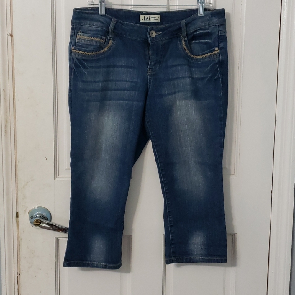 Juniors L.E.I Size 11 Capri Jeans